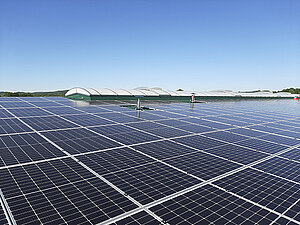Solar-Panels auf dem Dach von Aliga-Tor