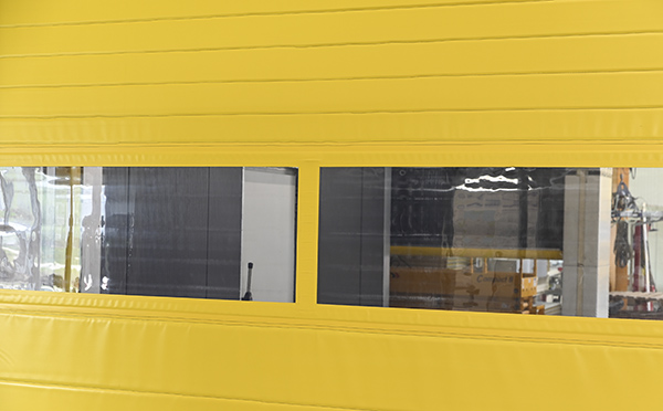 Das Türblatt mit Sichtfenster vom ALIGA Cooler Schnelllauftor